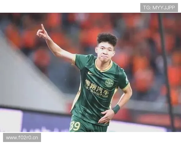 吴越杯开幕机器人送球王钰栋球